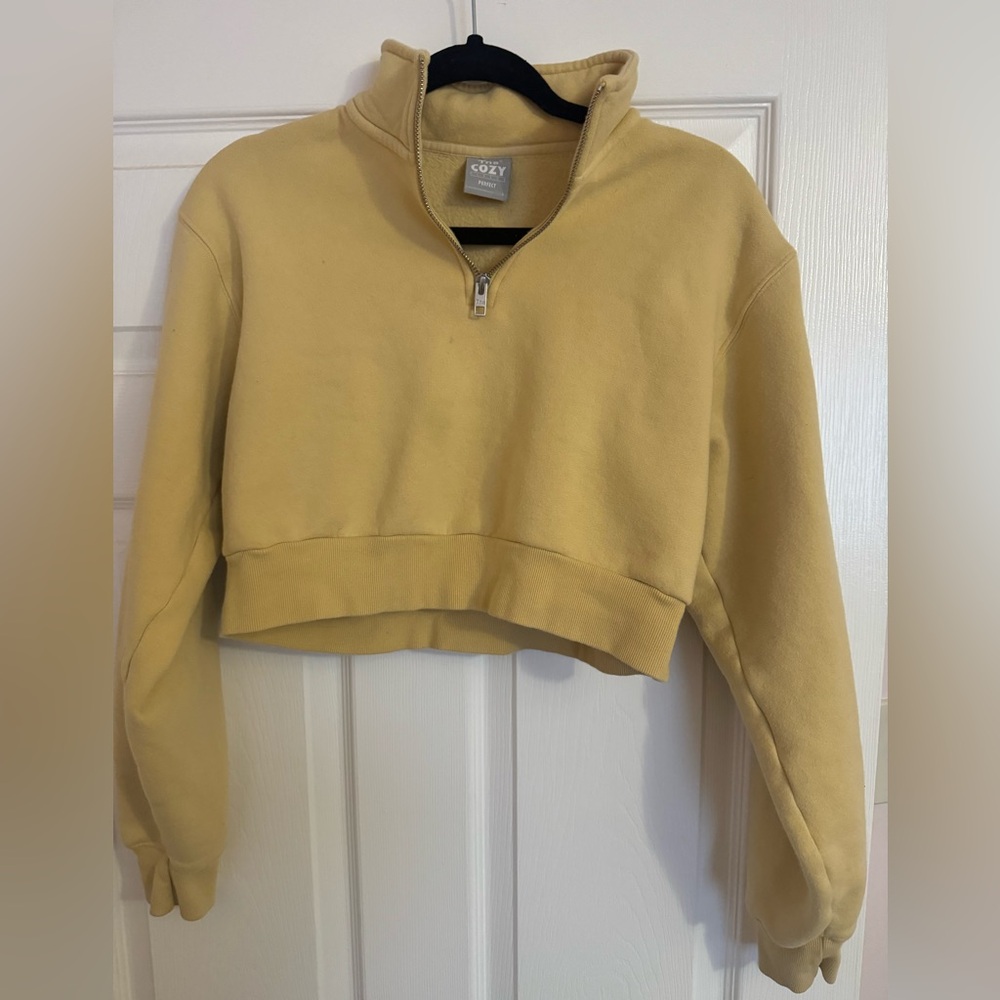 Aritzia Crop Sweatshirt 💛 TNA COZY